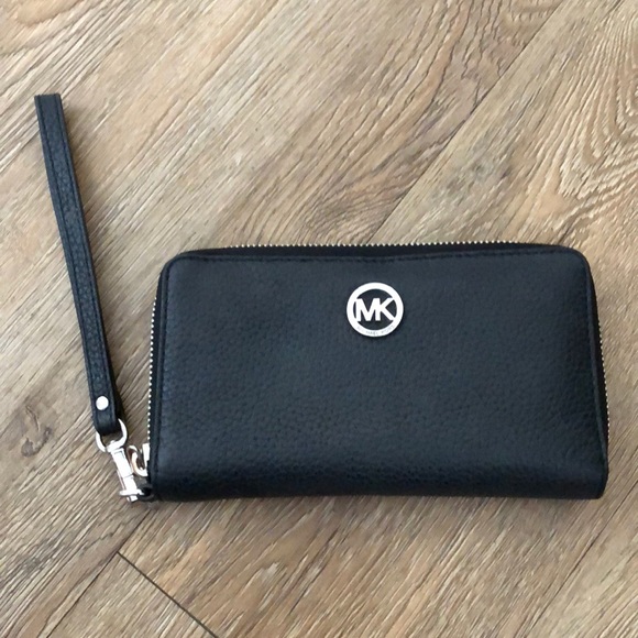 Michael Kors Handbags - Micheal Kors Wristlet